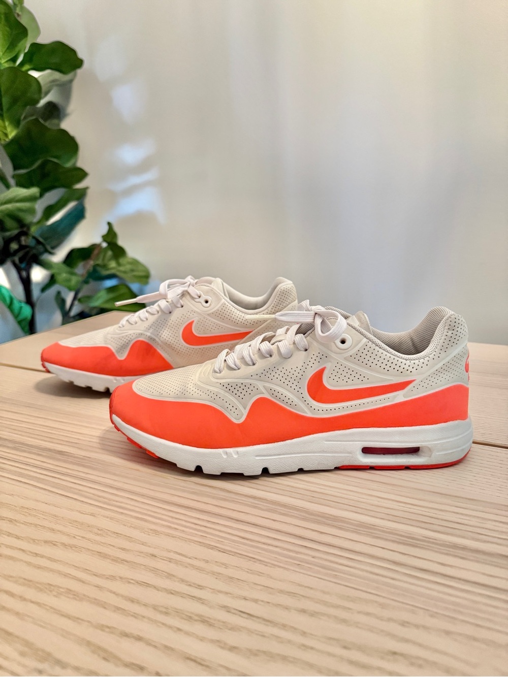 Nike Air Max 1 Ultra Moire Womens 9.5 Summit White Total Crimson Sneakers